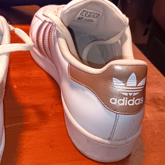 She'll top Superstar original Adidas. - Picture 3 of 3